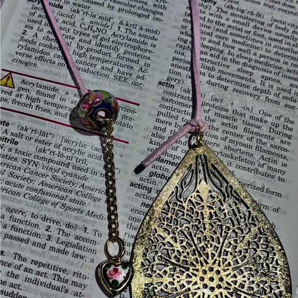 One of the kind Gold tone Filigree bookmark Pink Cord and a delicate heart charm - Picture 5 of 5